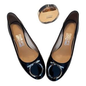 🥿🥿🥿🥿WORN ONCE 🥿🥿🥿🥿

Salvatore Ferragamo Ena Gancini patent leather
